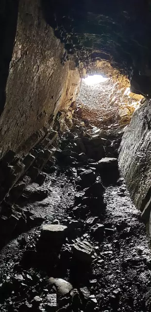 Blick vom Inneren des Bugbergstollens zum Ausgang .