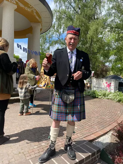 Der Opa im Schottenrock freut sich auf euch im nächsten Jahr 🌞