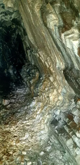 Die Stollenwände zeigten eine glänzende, nahezu goldene Färbung, die auf Auswaschungen des Gesteins zurückzuführen ist.