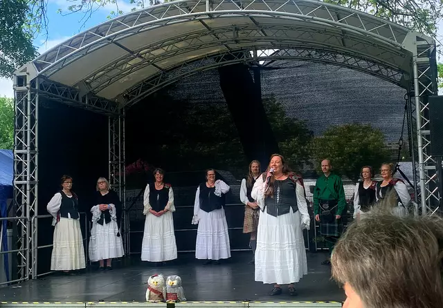 Tanz-  und Musikvorführungen auf der Showbühne