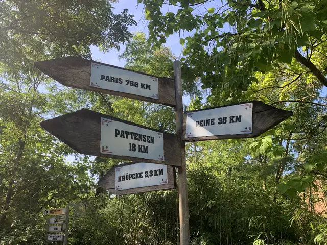 Peine First
Peine Pattensen Paris - der berühmte Spruch vom Helweg in Hannovers Zoo dargestellt