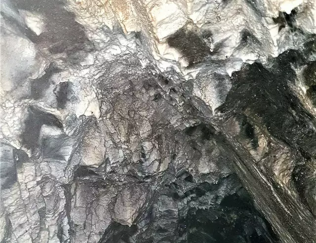 Ansatz von Tropfsteinbildungen im hinteren Bereich des Burgbergstollens.