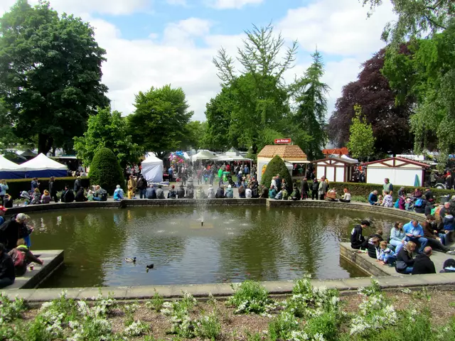 Es gibt auch viele Stände zum shoppen