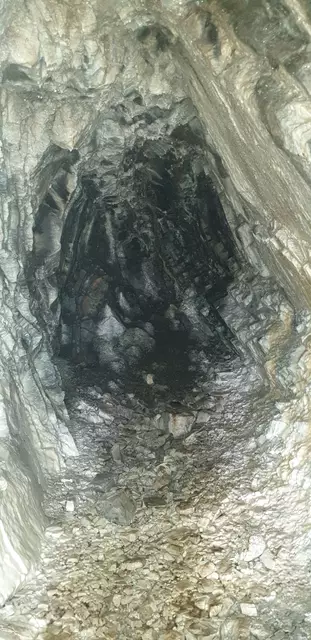 Blick in den mittleren und hinteren Bereich des Burgbergstollen in trockener Jahreszeit 2023