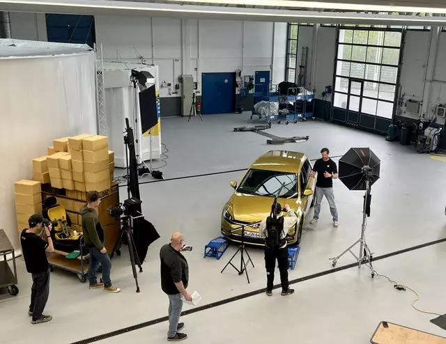 Ganz rechts ADAC-Ingenieur Matthias Zimmermann beim Dreh der jüngsten Youtube-Folge von „Einfach. Selber. Machen“. | Foto: ADAC/Reinhard Kolke
