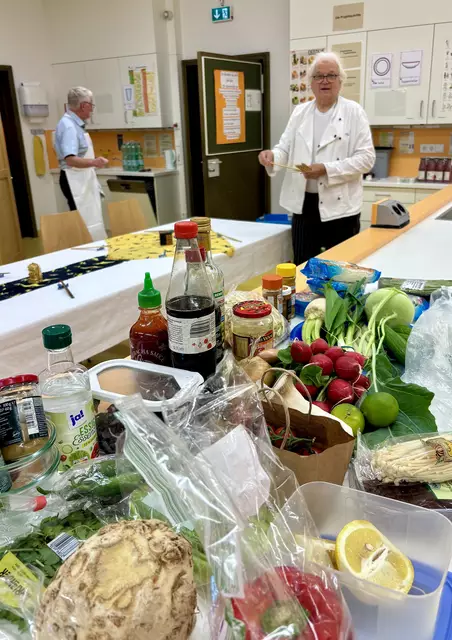 Jede Menge an Gemüse und Salat für die Vorspeise "Glasnudelsalat". | Foto: Klaus Hill