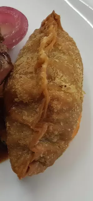 Den Wan Tan hat Johannes Steichele in Rapsöl fritiert.  | Foto: Klaus Hill