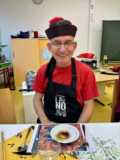 Strahlendes gesicht - Ihm hat's geschmeckt - das Amuse Geuele Sushi - war schon mal gelungen. Klaus Hill mit chinesischer Kopfbedeckung. | Foto: Otto killensberger