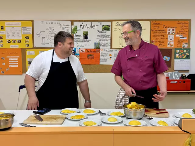 Johannes Schuster (links) und Alois Moosmüller beim Anrichten der Nachspeise. | Foto: Klaus Hill