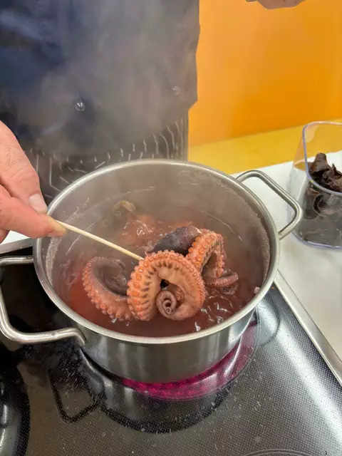 Der Octopus wird ungefähr vierzig Minuten im leicht siedendem Wasser mit Knoblauch und Ingwer, gegart, bevor er in Öl angebraten wird. | Foto: Otto Killensberger