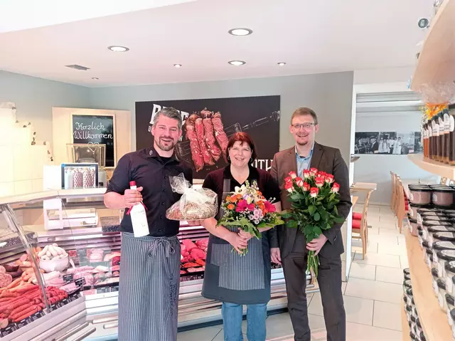 Zur Eröffnung neuer Gewerbe stattet der Bürgermeister gerne einen persönlichen Besuch ab, wie hier bei den "Metzgerbrüdern Göth". | Foto: Gemeinde Münster