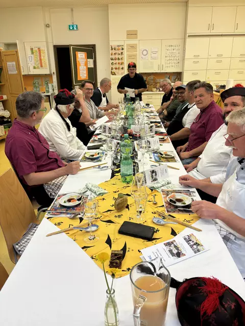 Das Amuse Geuele "Sushi" wurde diesmal am Tisch eingenommen. Artur Silva (stehend) begrüßt die Kochfreunde zur kulinarischen Reise durch das "Buntes Asien". | Foto: Klaus Hill