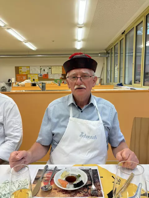 Georg Lipp mit einem chinesischen Hut und dem angerichteten Sushi. | Foto: Klaus Hill