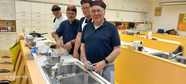 Kurz vor dem Anrichten des Glasnudelsalates. Von rechts: Karl Rupp, Willi Buhmaier, Artur Silva und Otto Killensberger. | Foto: Stefan Zink
