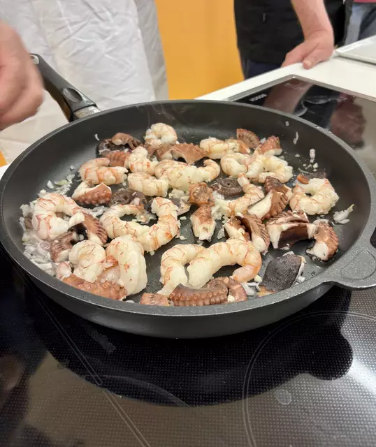 Garnelen und Octopus wird hier kurz in Öl mit Knoblauch angebraten. | Foto: Klaus Hill