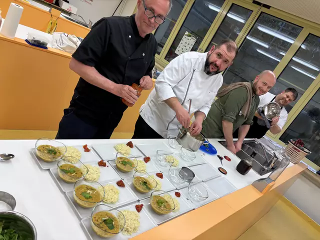 Hier wird das Zwischengericht "Dal Tadka" eine indischer Linsensuppentopf angerichtet. Von Links. Stefan Zink, Johannes Steichele. Dominik Weissenburger, und Johannes Steichele spülen gerade ab. | Foto: Klaus Hill