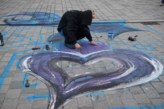 Bei der Aichacher Kunstnacht wird Aichachs Innenstadt in einen bunten Kreativort verwandelt.