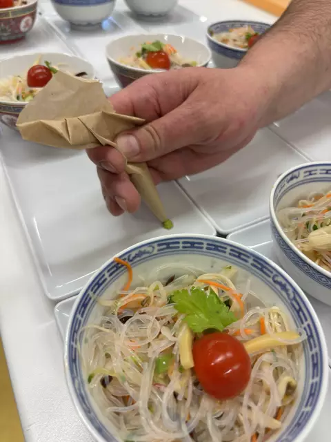 Hier macht Johannes Steichele gerade einen Wasabi-Punkt auf das weiße Porzelanteller zur Deko, aber auch als Verfeinerer der Garnele oder des gebratenen Octopus. | Foto: Klaus Hill