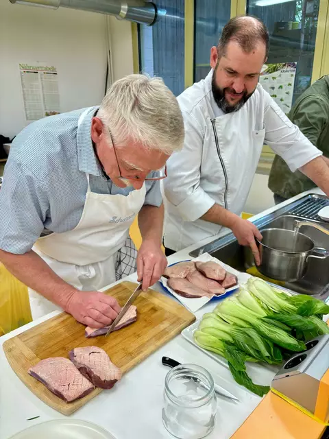 Georg Lipp (links) und Johannes Steichele beim Vorbereiten der Entenbrust. Vorne rechts der Pak joy. | Foto: Klaus Hill