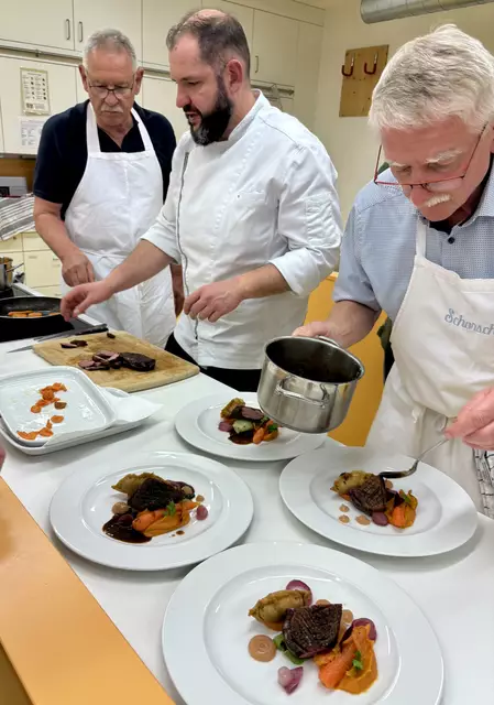 Von links: Willi Buhmaier, Johannes Steichele und Georg lipp beim Anrichten der Hauptspeise. | Foto: Klaus Hill