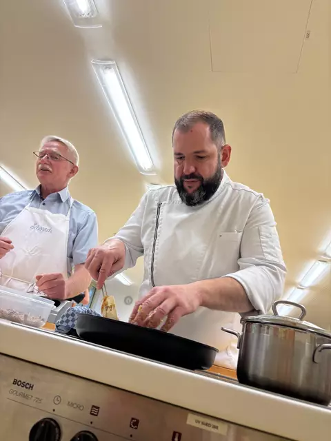 Johannes Steichele brät hier die Entenbrust an bevor sie im Backrohr fertg gegart wird. | Foto: Klaus Hill