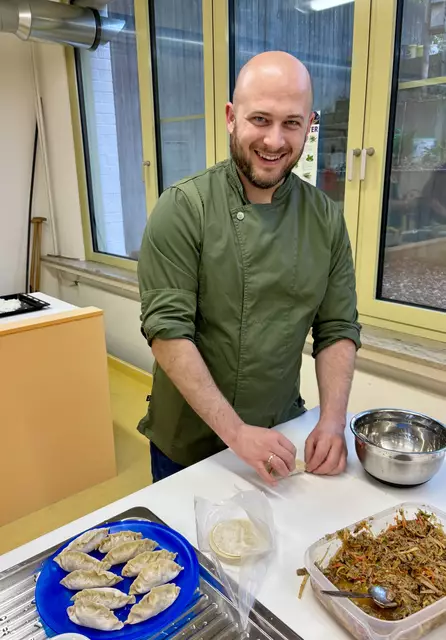 Hier werden die Wan Tans gefüllt. Dr. Dominic Weissenburger ist während der Saison als "Neuling" in den WKC eingestiegen. | Foto: Klaus Hille