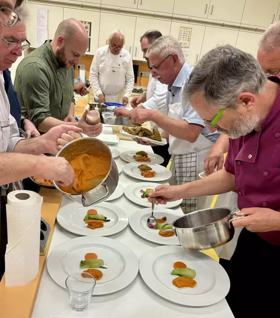 Jetzt muss alles schnell gehen: Anrichten des Hauptgerichts. | Foto: Klaus Hill