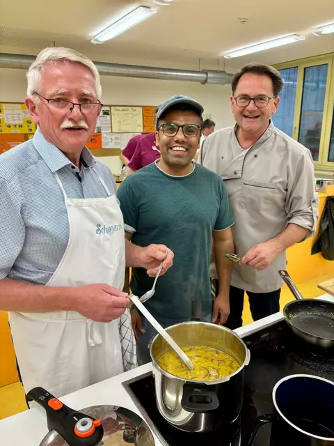 Von links: Georg Lipp, Vikrant Lakehra aus Indien der Koch von Dal Tadka und Dr. Roland Ziegler. | Foto: Otto Killensberger