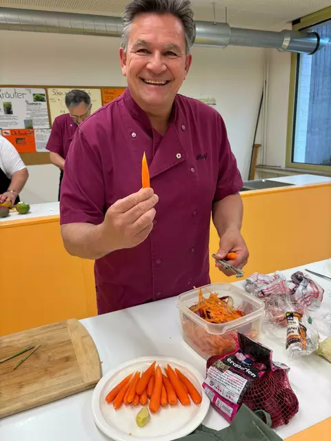 Ralph Hausbalk freut sich, dass die Karotten schon fast perfekt alle die gleiche größe haben und er sie nicht mehr so tournieren muss. | Foto: Klaus Hill