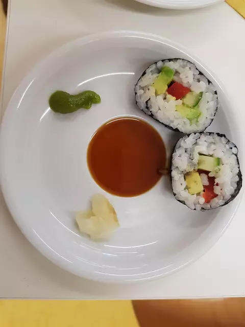 So wurde das Amuse Geuele zubereitet von Johannes Steichele serviert. Sojasauce, Wasabipaste, Ingwer und zwei Sushirollen. | Foto: Klaus Hill