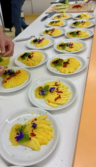 Fertig zum Auftragen. Johannes Schuster hat die Mango in Fächer geschnitten. Aus dem Fruchtfleisch um den Kern noch ein Mangomus mit Gewürzen zubereitet. Mit Blumen-Blüten und roten Pfeffer angerichtet - eine Augenweide. | Foto: Klaus Hill