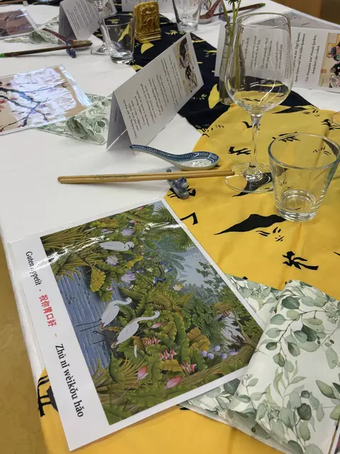 Die Tischsets waren Bilder Asiatischer Künstler. Jeder hatte ein anderes Motiv an seinem Platz.  | Foto: Klaus Hill