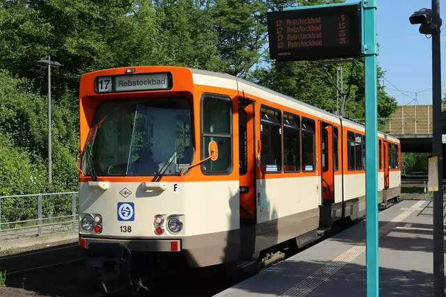 Straßenbahn am Stadtrand von Neu-Isenburg