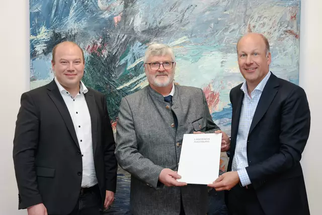 Hubert Meßmer (Mitte) aus Schwabmünchen ist der neue Wildschadenschätzer für den Landkreis Augsburg. Landrat Martin Sailer (rechts) und Andreas Leupolz (links), Geschäftsbereichsleiter Umweltrecht, bedankten sich bei Herrn Meßmer für die Bereitschaft, dieses Ehrenamt zu über-nehmen. | Foto: Julia Pietsch