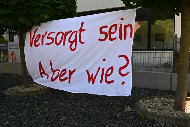 Auf weißen Laken an der Außenseite des Ansgarhauses wurde auf die Probleme der Pflege hingewiesen.