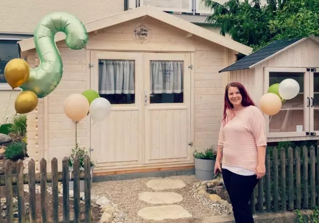 Mit Stolz präsentiert Nadja Fischer ihre erweiterte Krimskrams Hütte in Westendorf. | Foto: Peter Heider