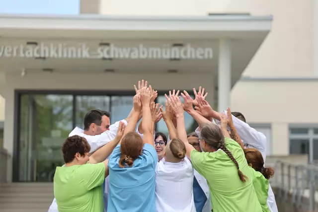 Der Verwaltungsrat der Wertachkliniken verlängert die zum 01.07.2023 eingeführte Zahlung der tariflichen Arbeitsmarktzulage für Pflegefachkräfte: In Kombination mit dem Arbeitszeitmodell der Wertachkliniken wird sie auf jeden Fall bis zum 31. Dezember 2027 weiter bezahlt – und dann neu entschieden | Foto: Thomas Kiehl