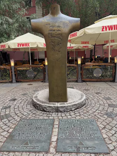 Auf den Spuren von zwei Märtyrern - Edith Stein und Dietrich Bonhoeffer, hier das Bonhoeffer Denkmal in Breslau 