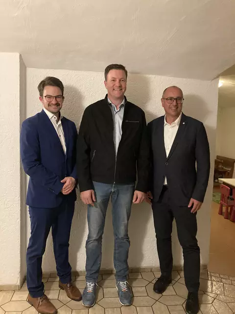 Jörg Schäble (Mitte) ist der neue Vorsitzende des CSU Ortsverbandes Bissingen. Kreisvorsitzender
Manuel Knoll, MdL (links), wünschte ihm eine glückliche Hand für die kommenden Aufgaben und
dankte dem bisherigen Vorsitzenden Stephan Herreiner (rechts) für seinen Einsatz. | Foto: Manfred Rauh