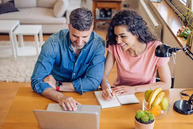 Wer Ratgeber und Online-Infos nutzt, um sich für einen geplanten Hausbau schlauzumachen, sollte auf unabhängige und verbraucherfreundliche Informationsquellen achten.
 | Foto: DJD/Bauherren-Schutzbund/Getty Images/RgStudio