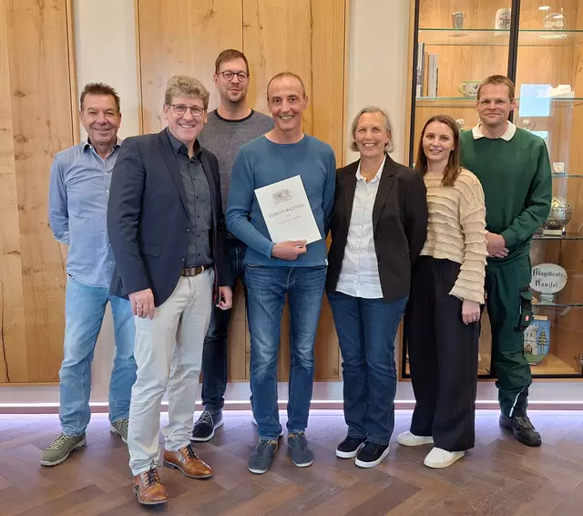 Das Bild zeigt: (von links) Stadtbaumeister Werner Mihatsch, Erster Bürgermeister Martin Brenner, Hauptamtsleiter Wolfgang Buckel, Erwin Weierst, Schulleiterin Sabine Maar, Konrektorin Kathrin Lattus, Personalratsvorsitzender Sebastian Wagner. | Foto: Stadt Burgau