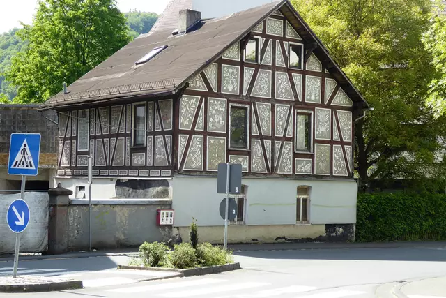 Dieses Fachwerkgebäude mit hessischem Kratzputz hat leider die besten Tage hinter sich. Dass es nochmals aufblüht, bleibt zu wünschen.
