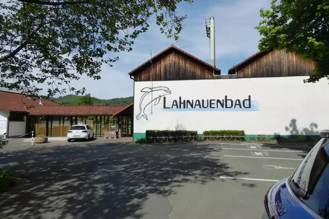 Zugang zum Lahnauenbad.