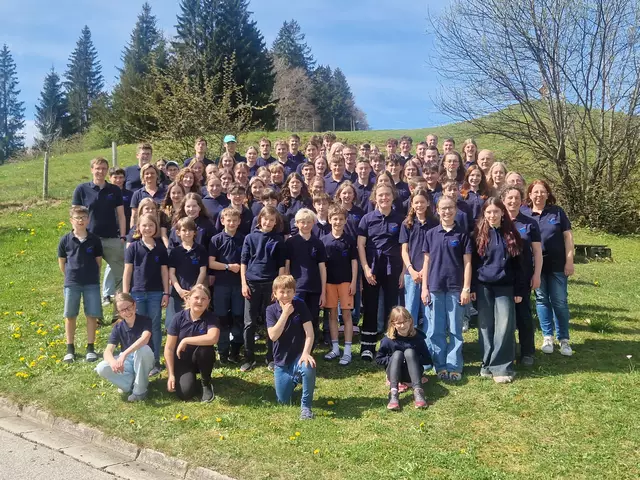 Eine sehr schöne und produktive Werkwoche verbrachten das A- und B-Orchester des JUGGE in Memhölz im Allgäu. Hier ein Gruppenbild vor dem Haus. 