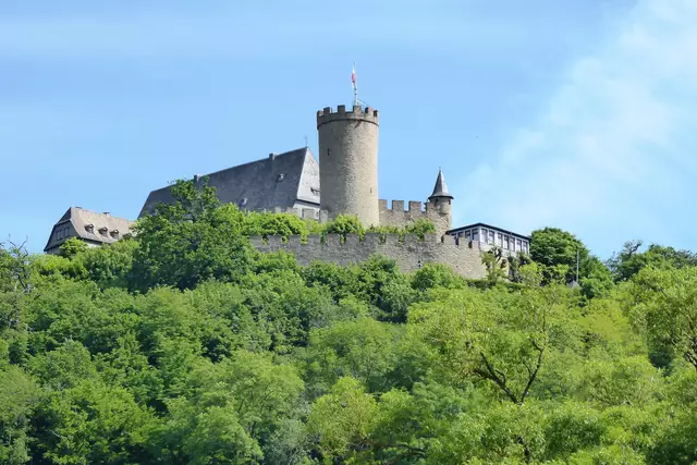 Das in der Mitte des 15. Jahrhunderts von Landgraf Heinrich III. zu Hessen-Marburg als Witwensitz erbaute Schloss überragt die Stadt. Tatsächlich wurde es von der landgräflichen Familie nie bewohnt, da diese stattdessen im Schloss von Marburg an der Lahn blieb.