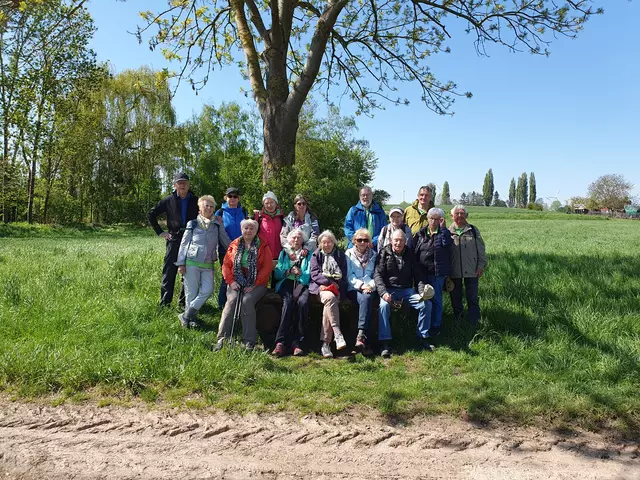 Alle Teilnehmer des Wandertags treffen gemeinsam wieder in Schulenburg ein. 