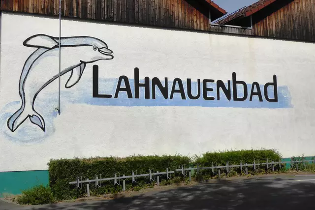 Das Biedenkopfer Lahnauenbad startet am 29. Mai 2025 in die neue Saison. Attraktionen sind wieder die große Wasserrutsche und die drei beheizten großen Wasserbecken mit insgesamt 900 m² Fläche.