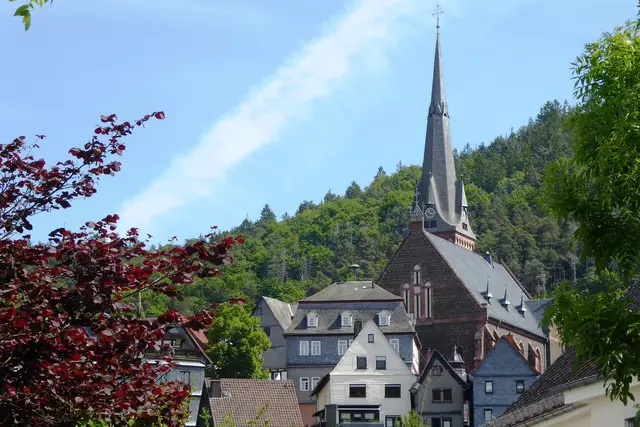 Blick aus dem Lahntal zur Stadtkirche und zum Alten Rathaus, das beim großen Stadtbrand 1717 ebenfalls abgebrannt war. Der Fachwerkbau mit Mansardendach war von 1732 bis 1935 Sitz der Stadtverwaltung.