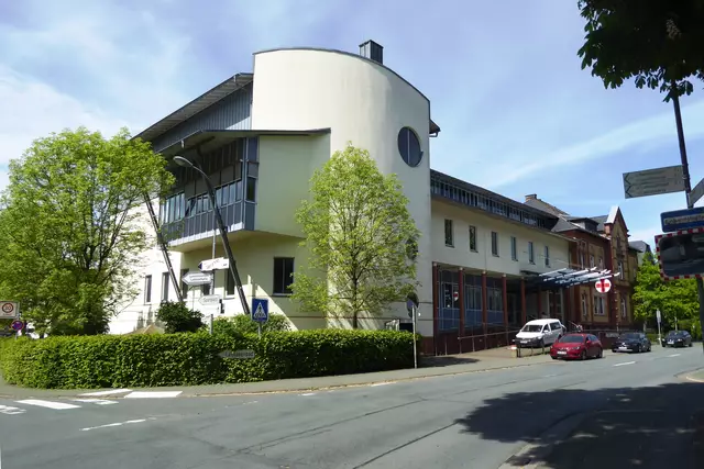 Das Krankenhaus des Deutschen Roten Kreuzes mit 113 Betten wird nach einer Konkursanmeldung aus dem Jahr 2023 zurzeit unter der Regie des Landkreises Marburg-Biedenkopf geführt.