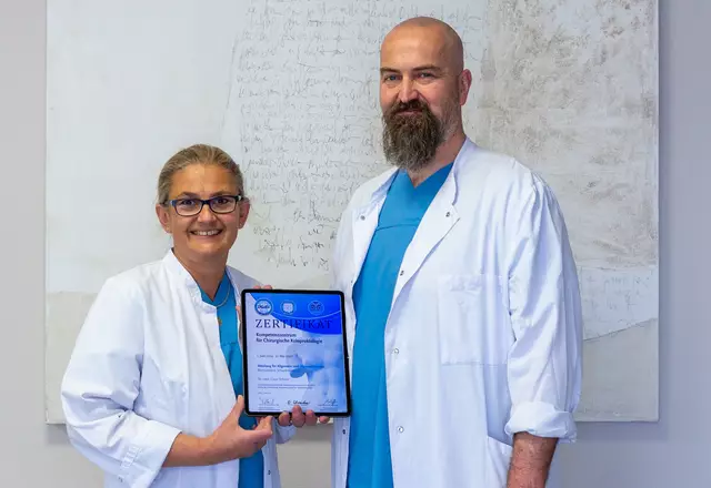 Die Leitende Oberärztin Dr. Eisenbach (li) und Chefarzt Dr. Schöler (re) präsentieren stolz das neue Zertifikat. Die Deutsche Gesellschaft für Allgemein- und Viszeralchirurgie (DGAV) hat die Allgemein- und Viszeralchirurgie der Wertachkliniken bereits zum fünften Mal als Koloproktologisches Kompetenz-Zentrum zertifiziert. Damit bestätigen die externe Experten wiederholt die langjährige, besondere Kompetenz der Wertachkliniken bei Darmerkrankungen. | Foto: Doris Wiedemann